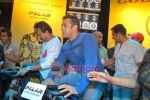 Salman Khan at Gold_s Gym -Mega Spinnathon 2009 in Banstand, Bandra on 1st Dec 2009 (3).JPG